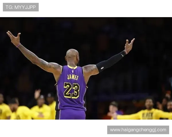 里夫斯精准助攻詹姆斯飞身暴扣展现球队默契与实力